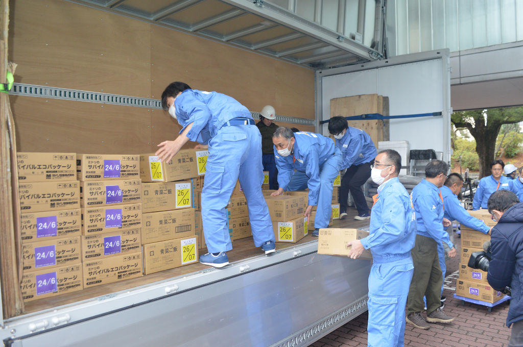 石川県に届ける備蓄食料をトラックに積み込む静岡県職員＝３日午後、静岡県庁
