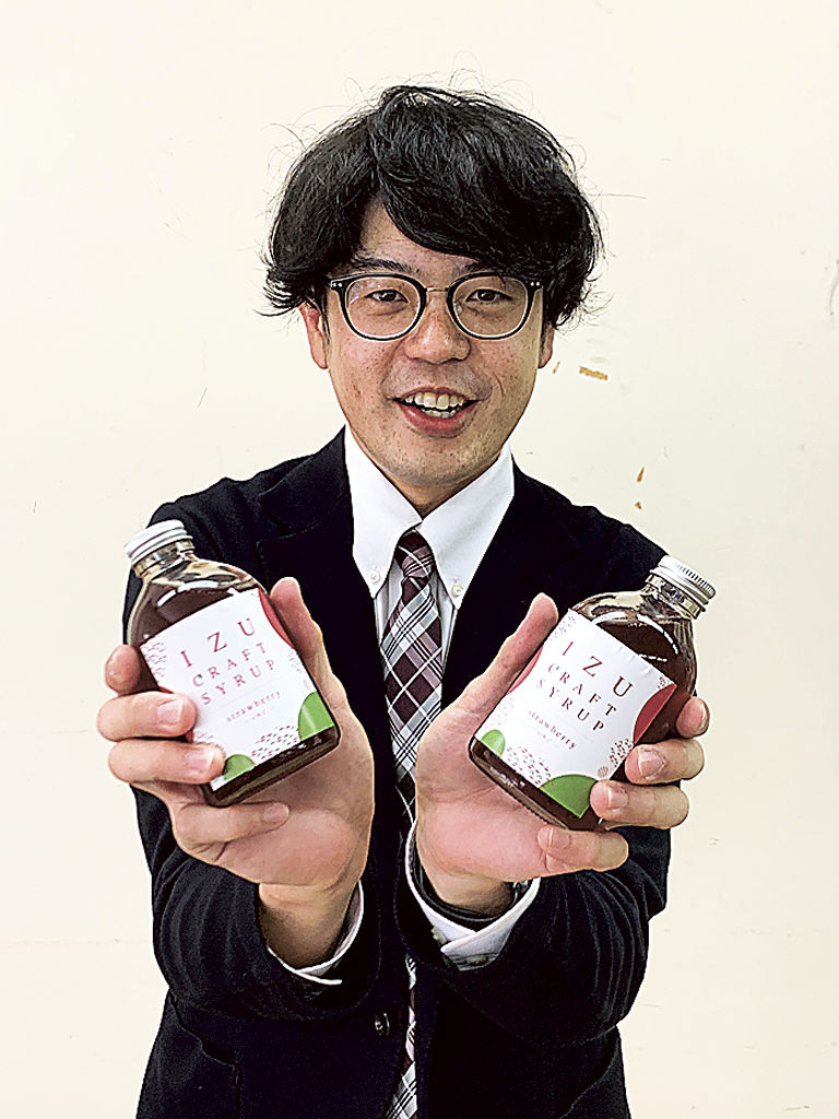 特産の「紅ほっぺ」を使った「伊豆クラフトシロップ」を紹介する平尾さん＝伊豆の国市内