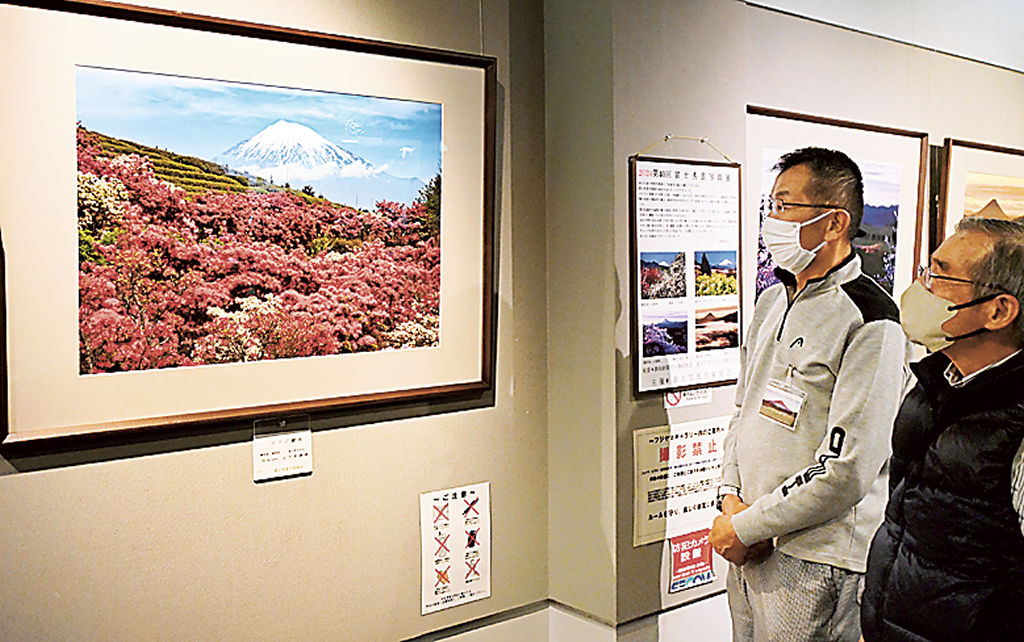 四季折々の富士山写真が並ぶ展示会＝富士市の道の駅「富士川楽座」