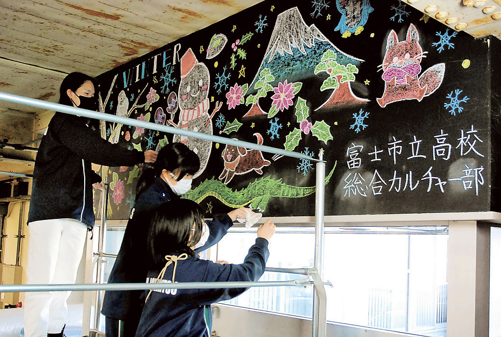 店内の壁にチョークアートを描いた高校生＝富士市の金物店「ハギワラ」