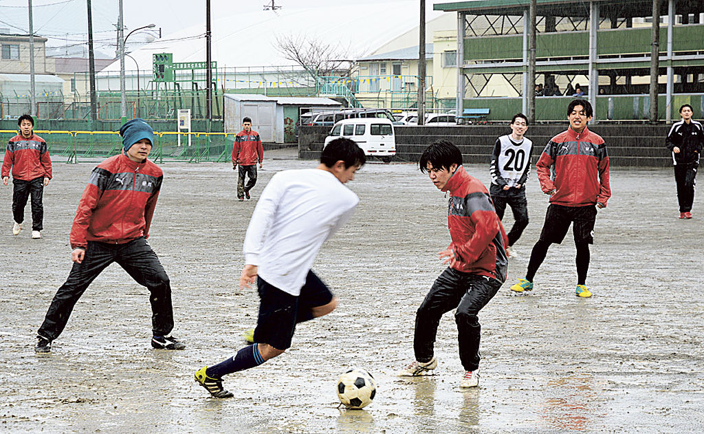初蹴りを楽しむサッカー部ＯＢら＝静岡市葵区の静岡高