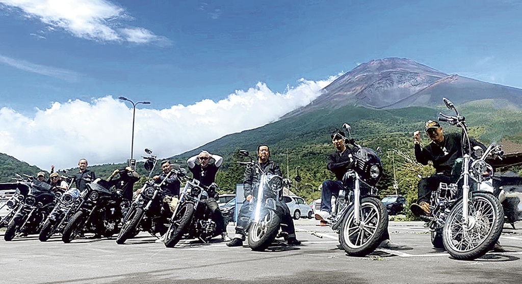 ツーリングに訪れた富士山で記念撮影するメンバー＝２０２３年９月、裾野市（提供写真）