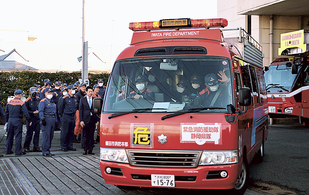 消防車両に乗り、緊急消防援助隊として被災地へ出発する隊員＝磐田市今之浦の市消防署