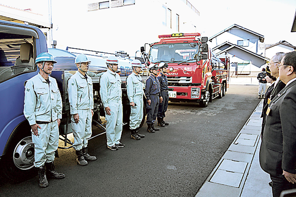 富山県氷見市に向け出発する島田市消防署職員ら＝島田市役所