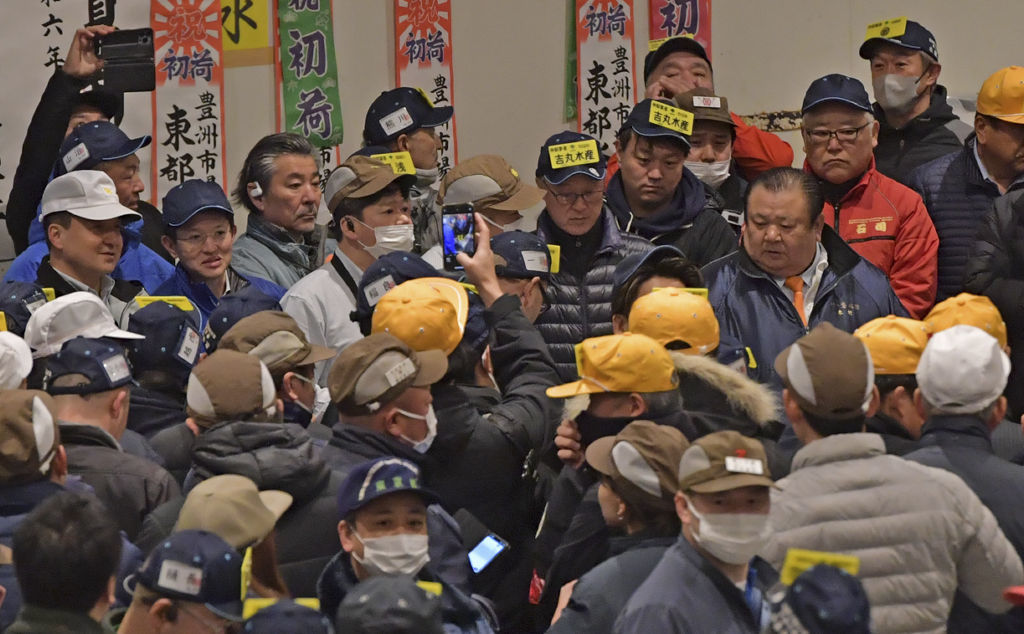 豊洲市場で行われたマグロの初競り。沓間水産も初参加した＝５日午前５時１０分ごろ、東京都江東区（東部総局・田中秀樹）