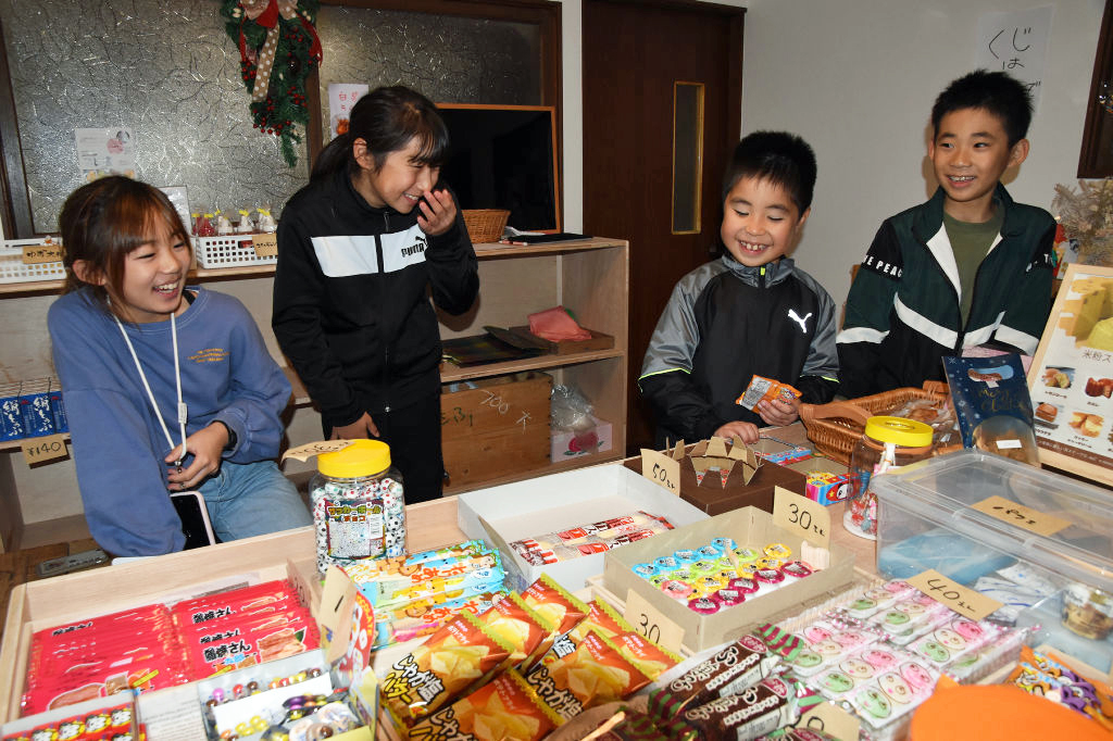 休日や夕方には駄菓子を求めて子どもたちも訪れる＝御前崎市のむすびの郷