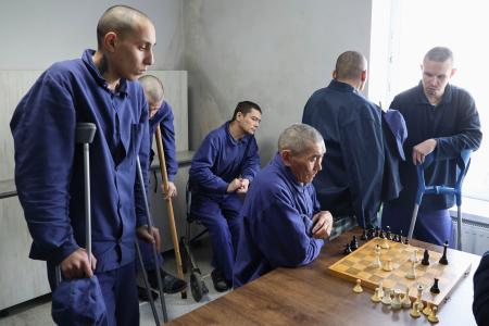 娯楽室でチェスを指すロシア兵の捕虜ら＝２０２３年１２月、ウクライナ西部の収容施設（共同）