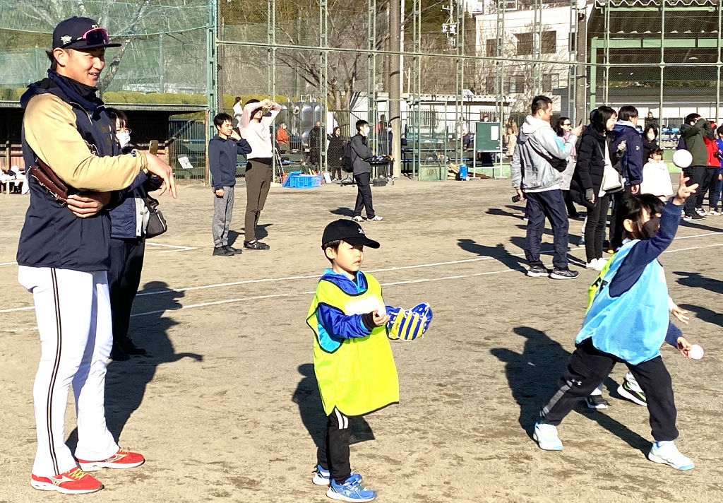 夢中になってプレーする子どもたちを見守る紅林選手（左）＝藤枝市民グラウンド