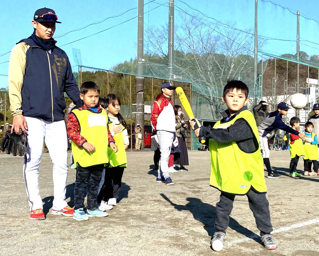 夢中になってプレーする子どもたちを見守る紅林選手（左）＝藤枝市民グラウンド