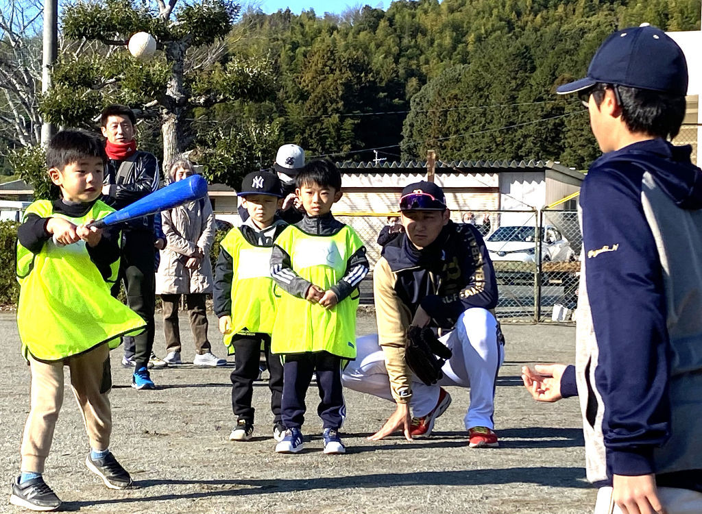夢中になってプレーする子どもたちを見守る紅林選手（右から２人目）＝藤枝市民グラウンド