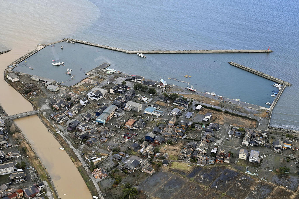 津波の被害を受けた石川県珠洲市の鵜飼漁港周辺＝２日