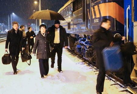 ウクライナに向かう列車に乗り込む上川外相（手前左から２人目）＝６日、ポーランド東部（共同）