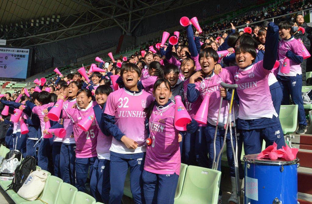 前半終了間際に決まったチーム２得点目に歓喜する藤枝順心高のサッカー部員たち＝７日午後、神戸市のノエビアスタジアム神戸