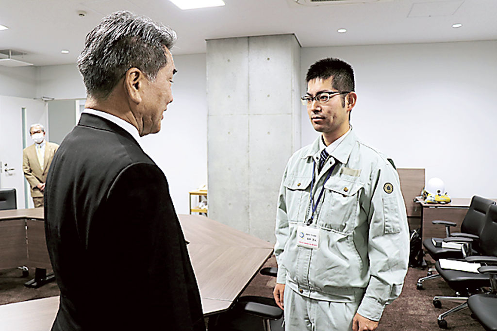 中野市長（左）からの激励に応える安本主査＝焼津市役所