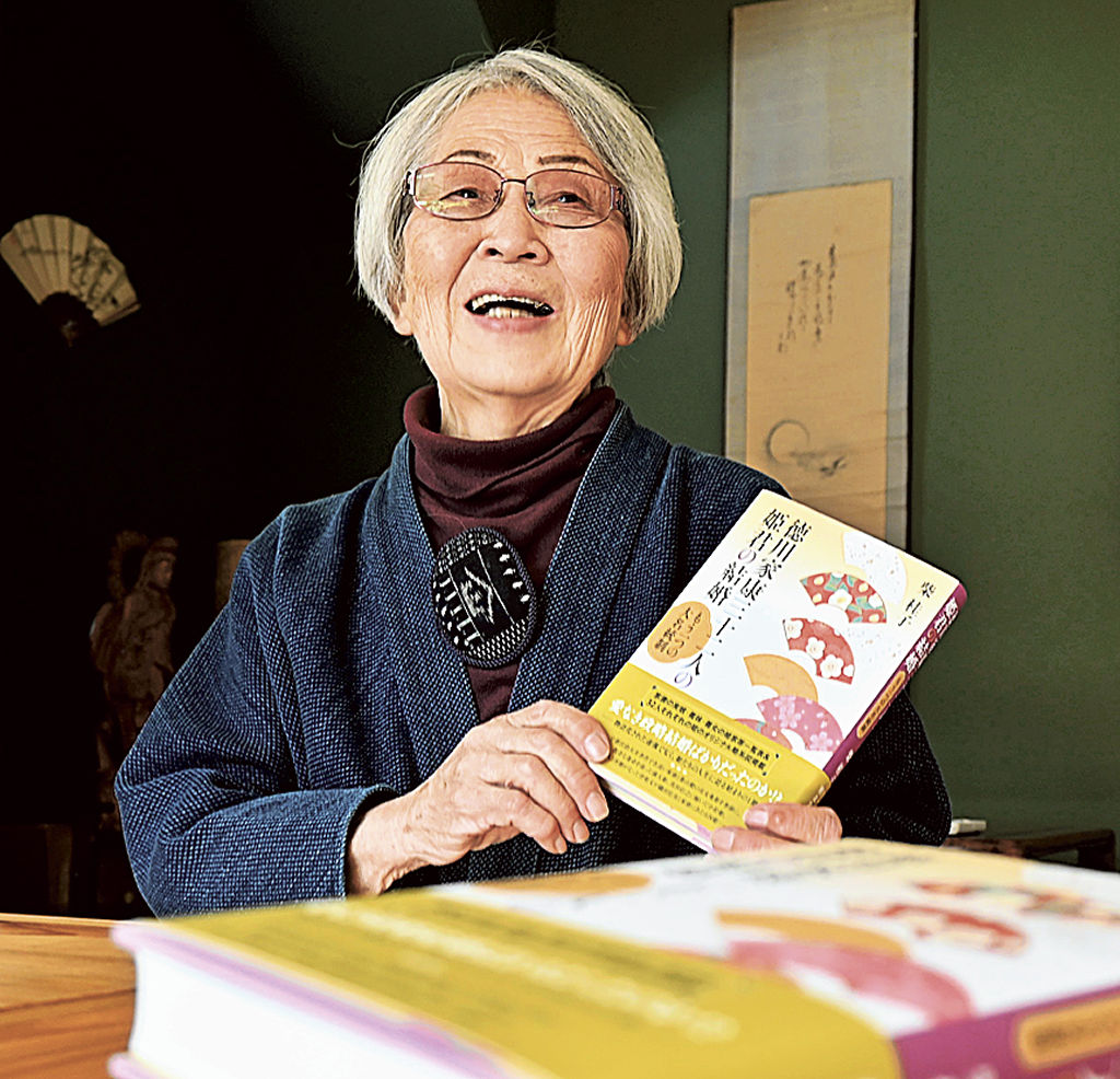 徳川家康の姫に焦点を当てた本を出版した柴さん＝掛川市本郷