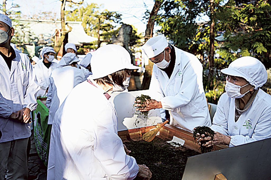１年の茶業の繁栄と発展を祈願した初揉式＝島田市の大井神社