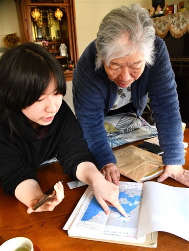 地図を見ながら避難当時の様子を思い起こす姫崎靖子さん（右）と米田朋代さん＝９日午後、小山町須走