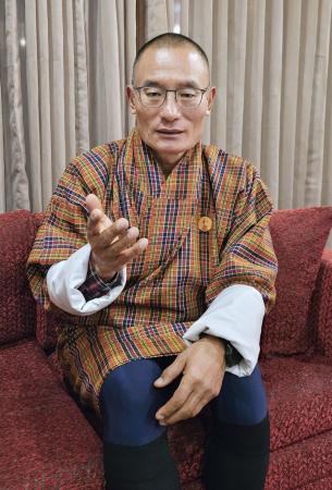 インタビューに応じるブータン国民民主党のツェリン・トブゲイ党首＝６日、ティンプー（共同）