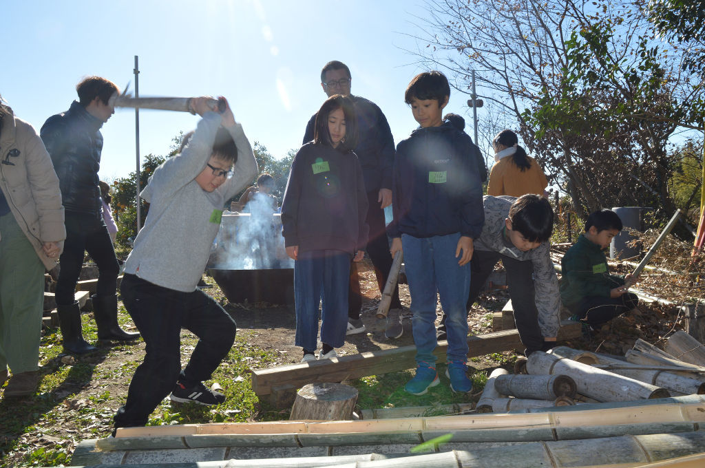 竹を割る子ども＝浜松市中央区のフォレストガーデン富塚