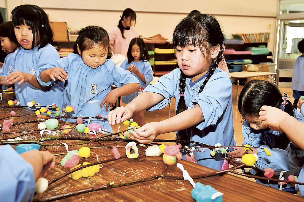色とりどりの繭玉を飾り付ける園児＝富士宮市の杉田幼稚園