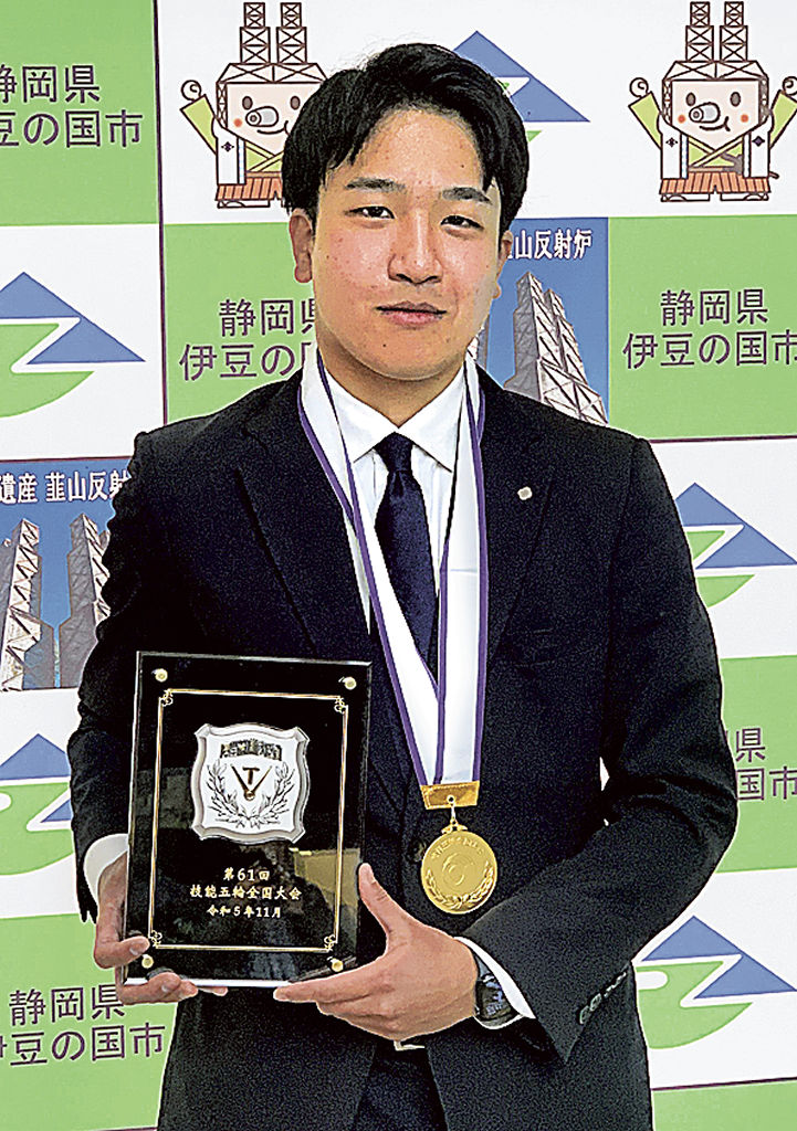 技能五輪日本大会フラワー装飾部門で優勝した松田さん＝伊豆の国市内