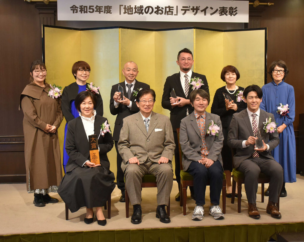 表彰された大賞の平野映子さん（前列左）ら＝１０日午後、静岡市葵区