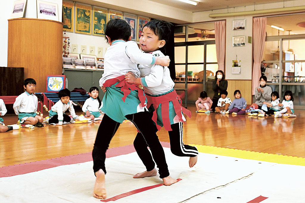 新年会で相撲を取る園児＝静岡市葵区の静岡平和幼稚園
