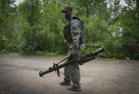 米国が供与した携帯型地対空ミサイル「スティンガー」を持つウクライナ軍兵士＝２０２２年６月、ウクライナ・ドネツク州（ＡＰ＝共同）