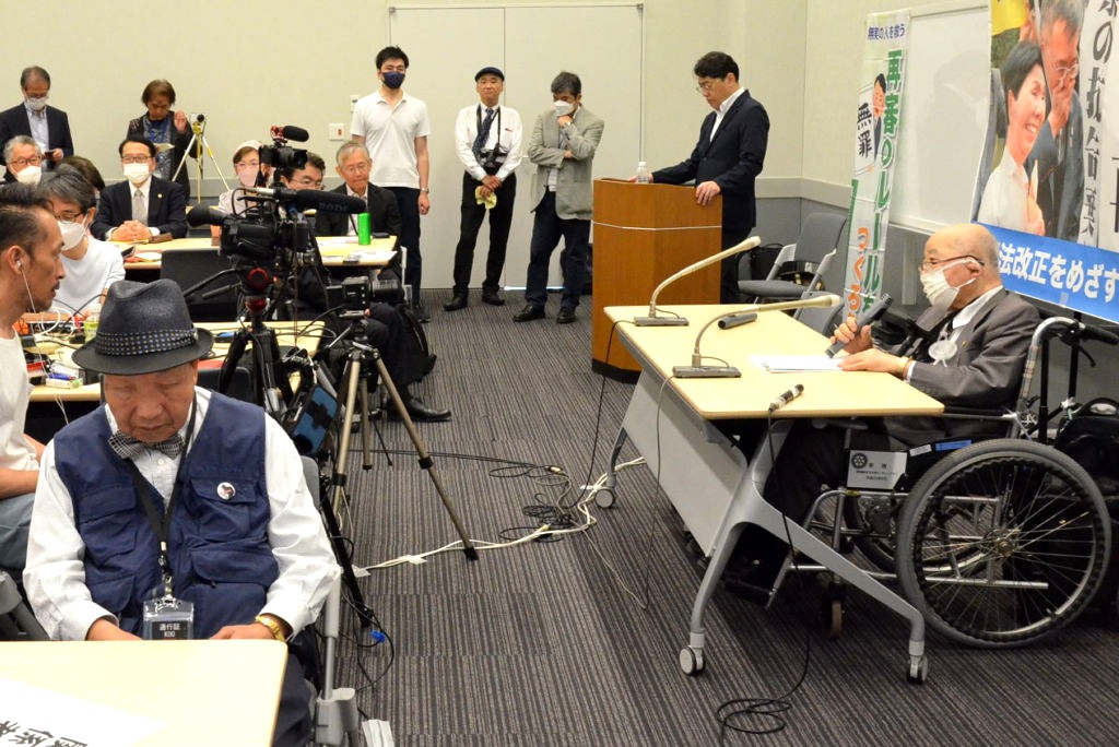 袴田巌さん（手前）も訪れた集会で再審法改正の必要性を強調した西嶋勝彦さん＝２０２３年５月１９日、都内