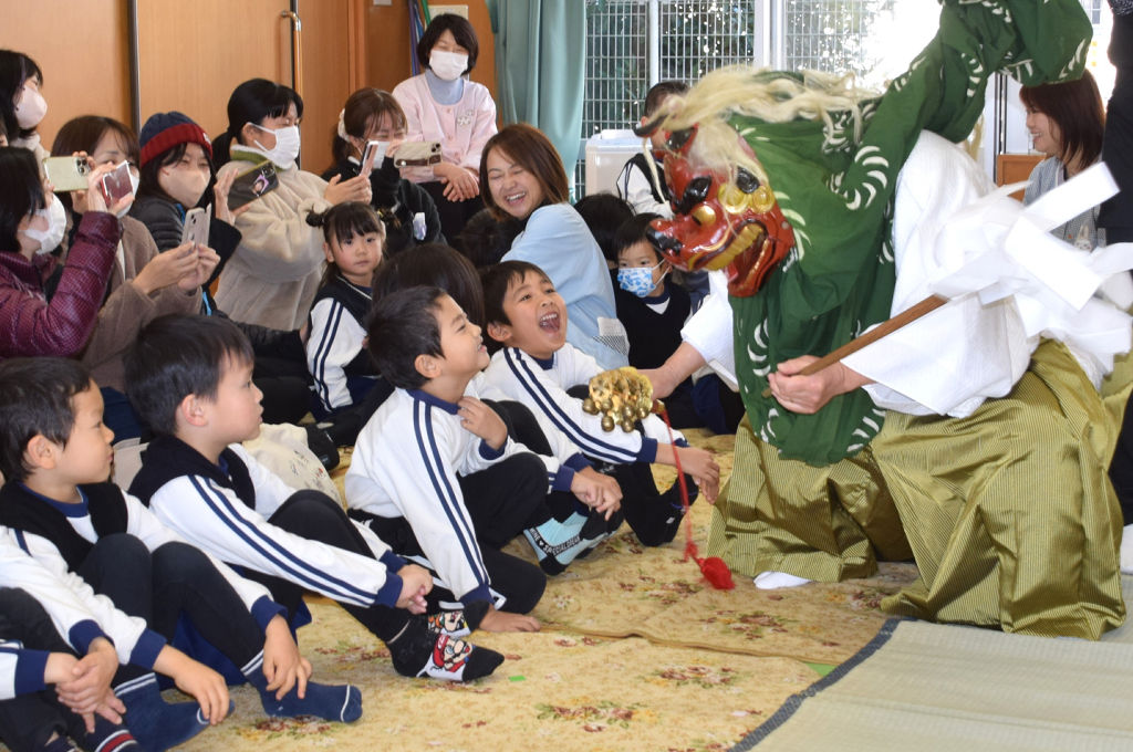 迫力ある獅子の舞を鑑賞する園児たち＝焼津市中根新田の大富幼稚園