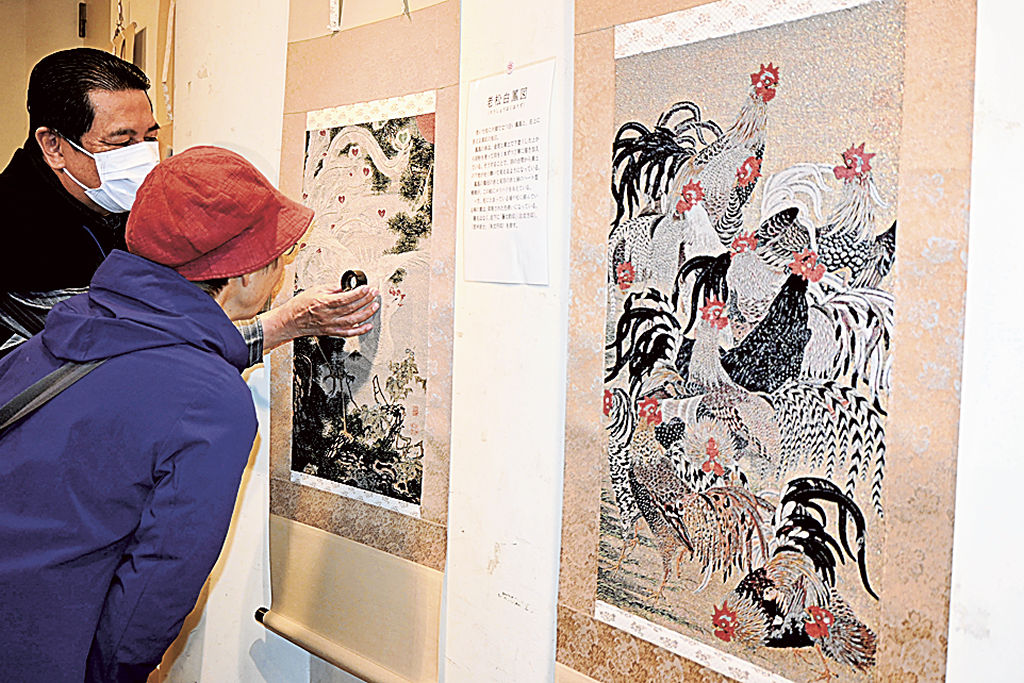 伊藤若冲の絵を西陣織で再現した作品＝掛川市の生涯学習センター