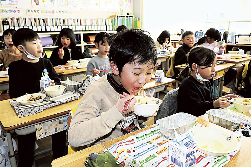 給食のホタテメニューを食べる児童たち＝焼津市小川の小川小（写真の一部を加工しています）