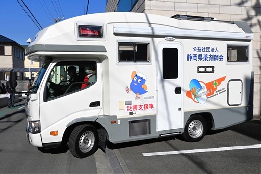 石川県に向かう災害対策医薬品供給車＝１３日午前、静岡市駿河区