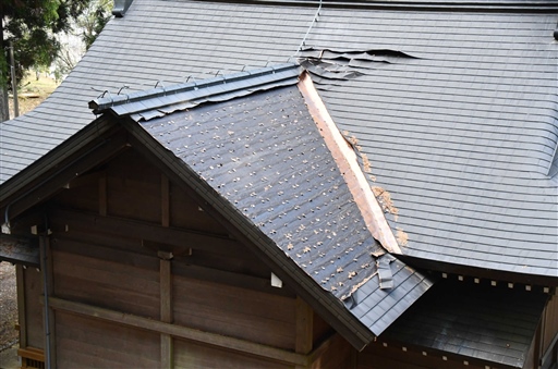 屋根の銅板が剥がされ、盗まれる被害があった中日向浅間神社＝１３日午後、小山町中日向