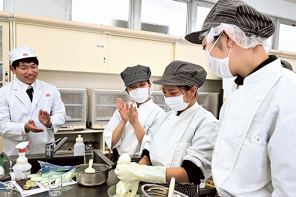 モッツァレラチーズ作りに挑戦する学生ら＝静岡市駿河区（写真の一部を加工しています）