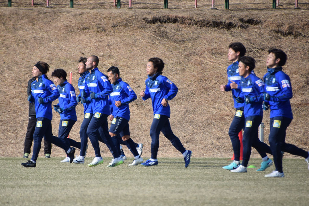 初練習に臨む選手たち＝沼津市の愛鷹広域公園スポーツ広場