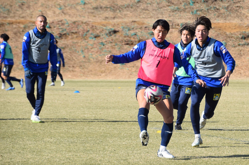 初練習に臨む選手たち＝沼津市の愛鷹広域公園スポーツ広場