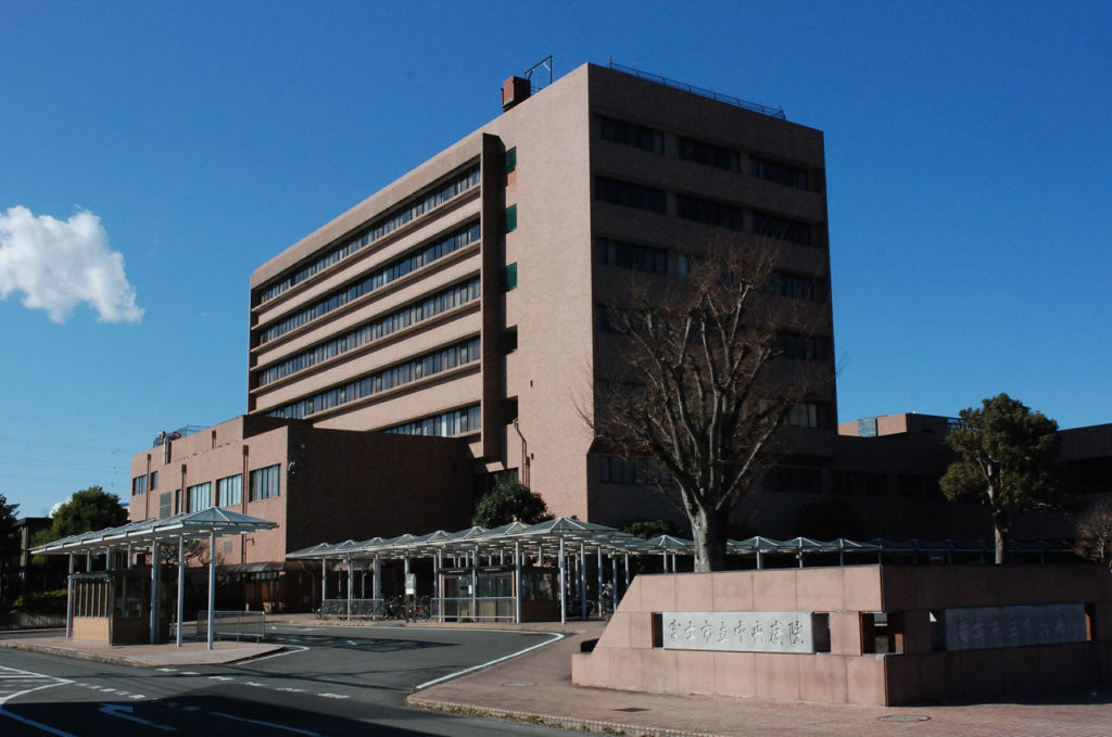 現在地での建て替えの方針が示された富士市立中央病院＝同市高島町