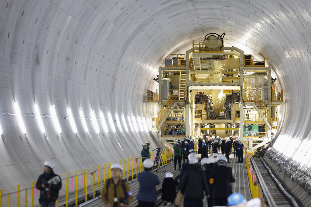 報道陣に公開されたリニア中央新幹線の地下トンネルの工事現場＝１５日午後、川崎市