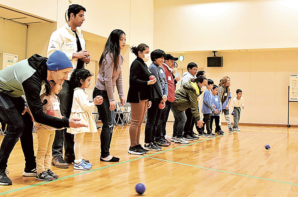 ボールの投げ方を練習する参加者＝三島市の市民生涯学習センター