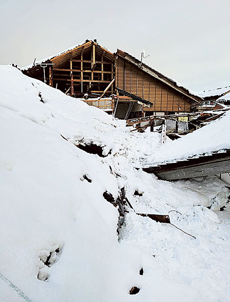 雪が積もって中の様子が確認しづらくなった倒壊家屋＝石川県珠洲市