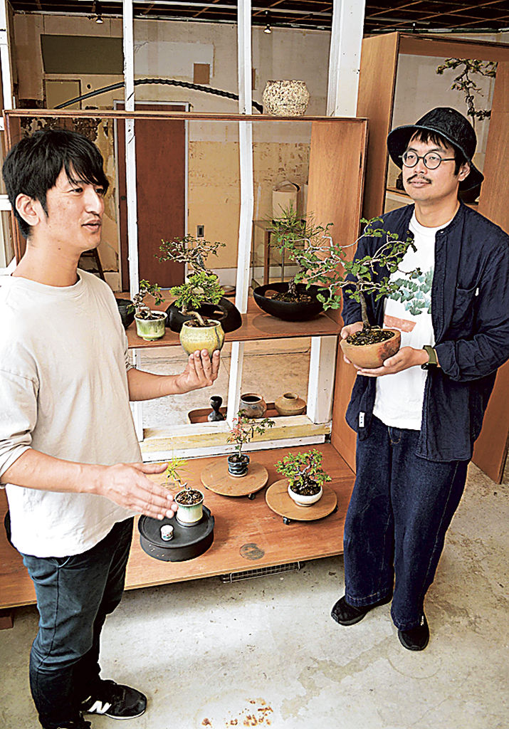 「盆栽を手に取ったことのない人に魅力を伝えたい」と話す大端将さん（左）と鈴木林太郎さん。陶芸作家に特注した鉢に盆栽を仕立てて販売する＝浜松市中央区の「頭山」