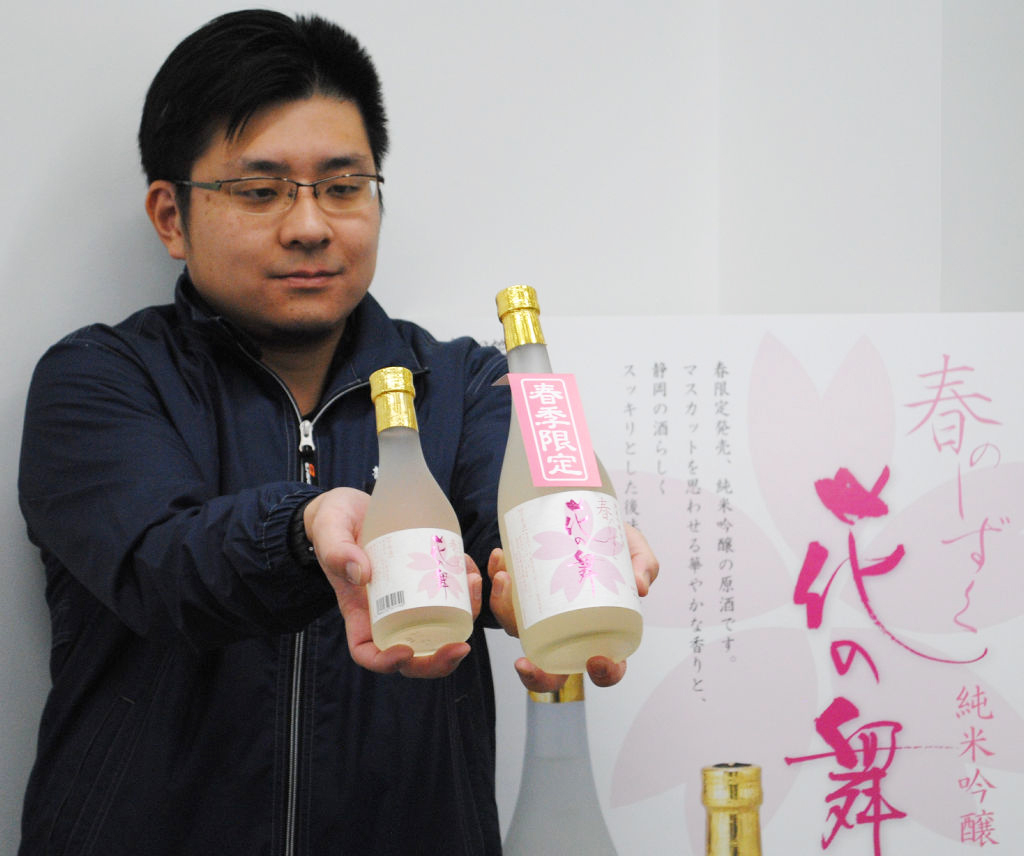 花の舞酒造が１８日発売する純米吟醸原酒「春のしずく」＝１６日午後、浜松市中央区