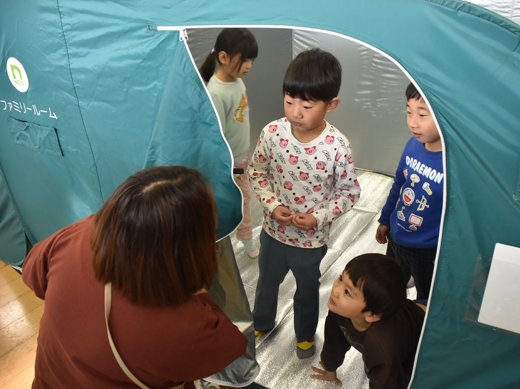 避難所生活を体感する園児＝三島市の徳倉幼稚園