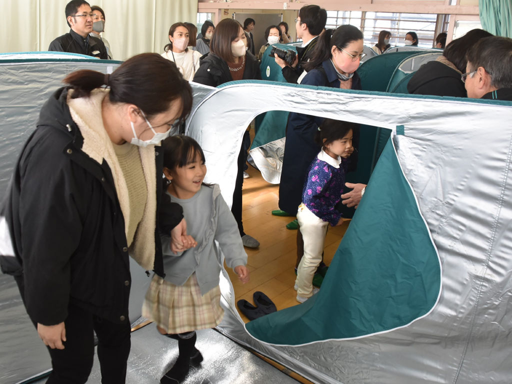避難所生活を体感する園児＝三島市の徳倉幼稚園