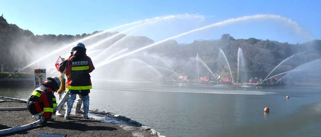 ３０台の消防車両による一斉放水＝藤枝市の蓮華寺池公園