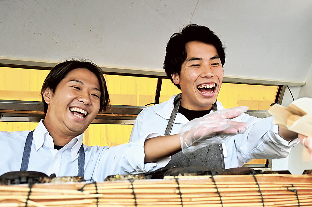 笑顔で接客する店主の益子元輔さん（右）と桜井泉太朗さん＝昨年１２月、静岡市葵区
