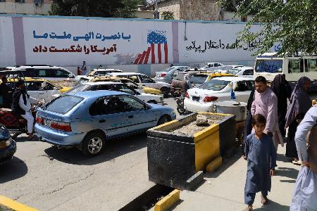 傾いた星条旗が描かれたアフガニスタン首都カブール中心部の壁＝２０２２年８月（共同）