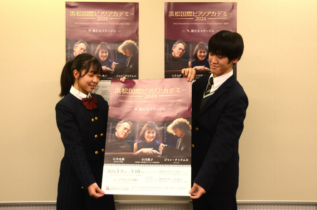 浜松国際ピアノアカデミーをアピールする高林さん（左）と長野さん＝浜松市役所