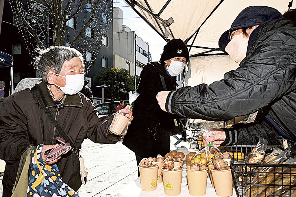 市認定農業者が手がけた商品を販売する「冬の市」＝静岡市葵区の青葉シンボルロード